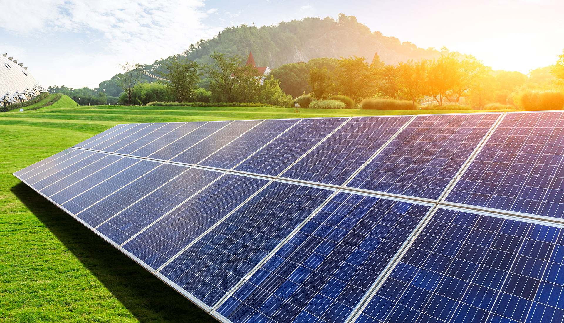 panel solar rodeado de naturaleza