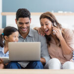 Familia utilizando energía solar