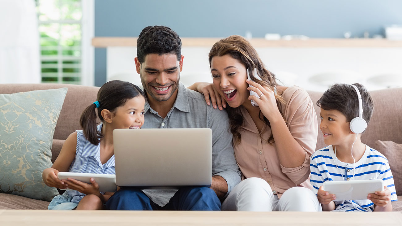 Familia utilizando energía solar