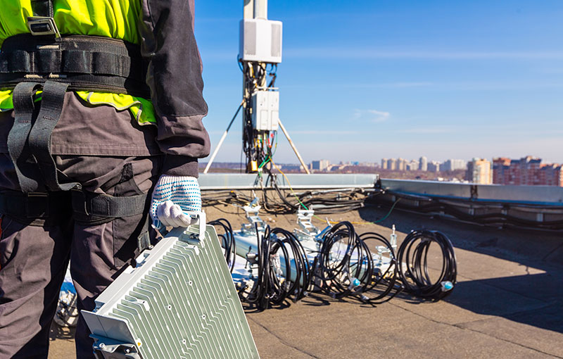 técnico realizando instalación