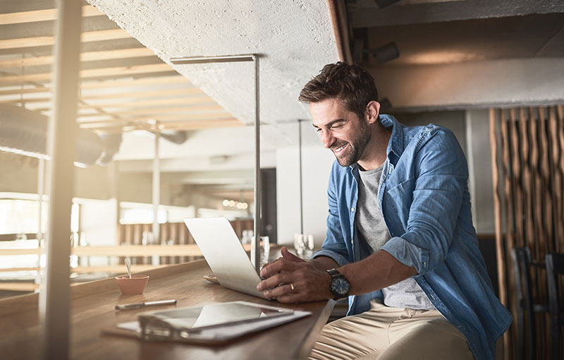 Cliente feliz usando computadora